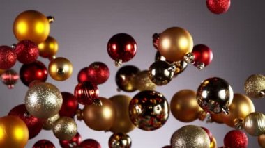 Renkli arka planda izole edilmiş uçan noel toplarının süper yavaş çekimi. Yüksek hızlı sinema kamerası, 1000 fps..