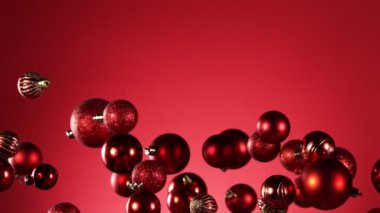 Renkli arka planda izole edilmiş uçan noel toplarının süper yavaş çekimi. Yüksek hızlı sinema kamerası, 1000 fps..