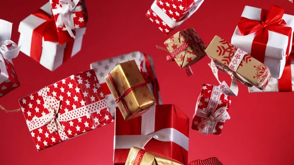 Fliegende Weihnachtsgeschenke Auf Farbigem Hintergrund Konzept Des Feierns Studioaufnahme — Stockfoto