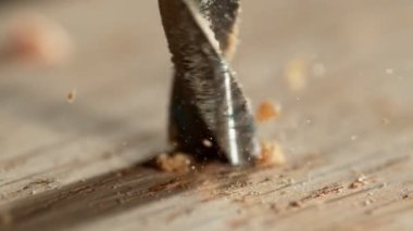 Tahtayı delen matkapla ilgili çok yavaş bir detay. Yüksek hızlı sinema kamerası, 1000 fps..