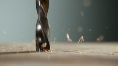 Tahtayı delen matkapla ilgili çok yavaş bir detay. Yüksek hızlı sinema kamerası, 1000 fps..