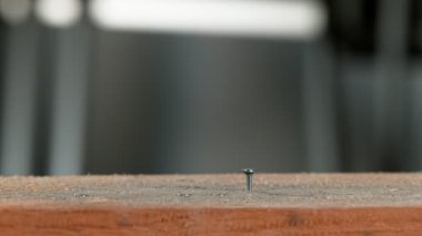 Çekicin süper yavaş çekimi demir çiviye çarptı, süper makro atış. Yüksek hızlı sinema kamerası, 1000 fps..