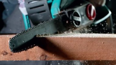 Tahtayı kesen elektrikli testerenin çok yavaş hareket etmesi. Çok yüksek hızlı sinema kamerası, 1000 fp..