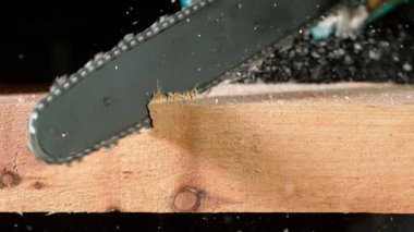 Tahtayı kesen elektrikli testerenin çok yavaş hareket etmesi. Çok yüksek hızlı sinema kamerası, 1000 fp..