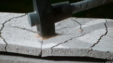 Balyozun beton tuğlaya çarpması çok yavaş bir olay. Çok yüksek hızlı sinema kamerası, 1000 fp..