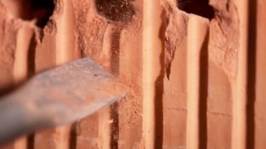 Bir kaya matkabının tuğlaları delmesinin çok yavaş bir ayrıntısı. Çok yüksek hızlı sinema kamerası, 1000 fp..