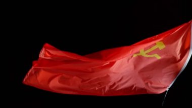 Siyah arka planda izole edilmiş, Sovyetler Birliği bayrağını sallayan süper yavaş bir hareket. Yüksek hızlı sinema kamerası, 1000fps.