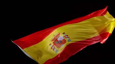 Siyah arka planda izole edilmiş İspanya bayrağının çok yavaş dalgalanması. Yüksek hızlı sinema kamerası, 1000fps.