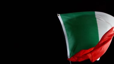 Siyah arka planda izole edilmiş İtalya bayrağının çok yavaş dalgalanması. Yüksek hızlı sinema kamerası, 1000fps.