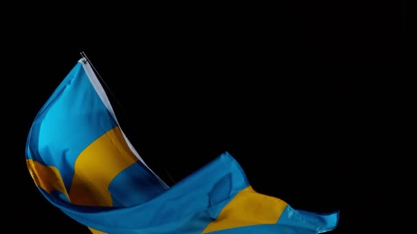 瑞典国旗在黑色背景下飘扬的超级慢动作 用高速摄像机拍摄 每秒1000英尺 — 图库视频影像
