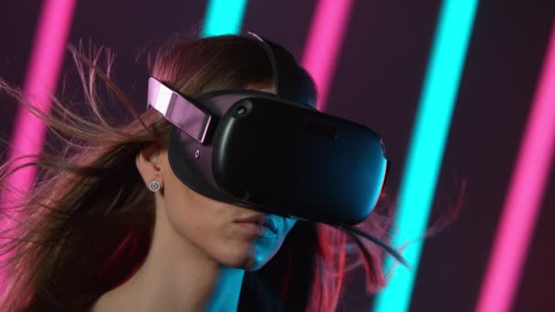 Lento Movimiento Mujer Joven Con Gafas Realidad Virtual Con Luces — Vídeo de stock