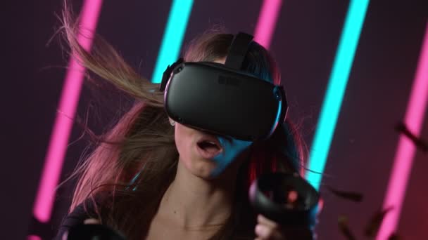 Vrメガネの若い女性のスローモーション ネオンライトと仮想現実 高速シネマカメラで撮影 — ストック動画