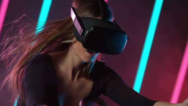 Lento Movimiento Mujer Joven Con Gafas Realidad Virtual Con Luces — Vídeos de Stock