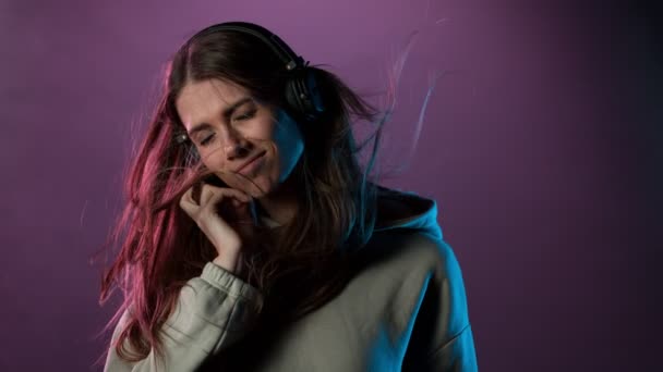 Повільний Рух Молодої Жінки Слухає Музику Фоном Неонового Світла Знято — стокове відео