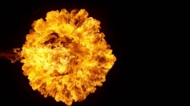 Siyah arka planda izole edilmiş süper yavaş ateş patlaması. Yüksek hızlı sinema kamerası, 1000 fps.