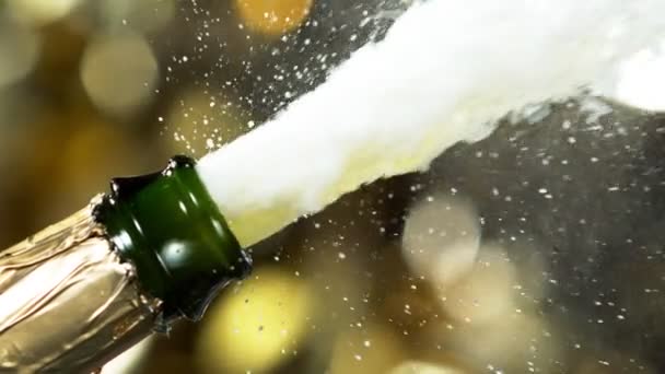 Şampanya Patlamasının Çok Yavaş Bir Çekimi Şampanya Şişesinin Yakın Plan — Stok video