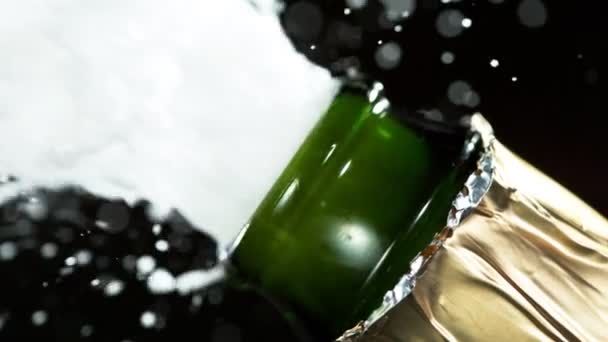 Super Lent Mouvement Explosion Champagne Ouverture Bouteille Champagne Gros Plan — Video