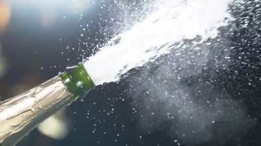 Şampanya patlamasının çok yavaş bir çekimi, şampanya şişesinin yakın plan açılışı. Yüksek hızlı sinema kamerası, 1000fps