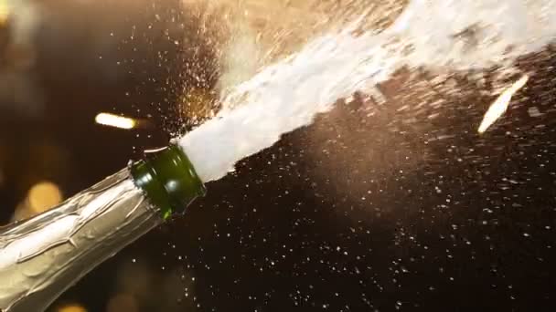 Super Lent Mouvement Explosion Champagne Ouverture Bouteille Champagne Gros Plan — Video