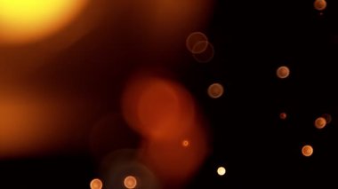 Siyah arka planda izole edilmiş çok yavaş ateş kıvılcımları. Yüksek hızlı kamera, 1000 fps.