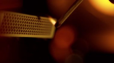 Kibrit çakmanın süper yavaş çekimi, makro görüş, karanlık arka plan. Yüksek hızlı sinema kamerası, 1000fps.
