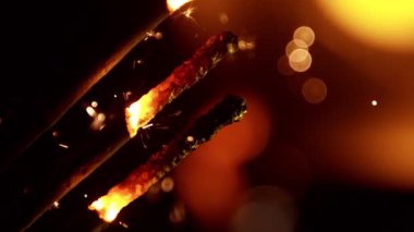 Kibrit çakmanın süper yavaş çekimi, makro görüş, karanlık arka plan. Yüksek hızlı sinema kamerası, 1000fps.