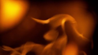 Siyah arka planda izole edilmiş alevlerin süper yavaş çekimi. Yüksek hızlı kamera, 1000 fps.