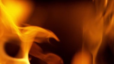 Siyah arka planda izole edilmiş alevlerin süper yavaş çekimi. Yüksek hızlı kamera, 1000 fps.