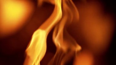 Siyah arka planda izole edilmiş alevlerin süper yavaş çekimi. Yüksek hızlı kamera, 1000 fps.