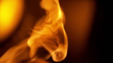 Siyah arka planda izole edilmiş alevlerin süper yavaş çekimi. Yüksek hızlı kamera, 1000 fps.