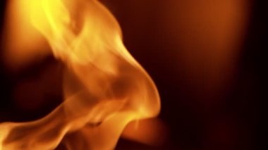 Siyah arka planda izole edilmiş alevlerin süper yavaş çekimi. Yüksek hızlı kamera, 1000 fps.