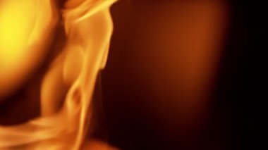 Siyah arka planda izole edilmiş alevlerin süper yavaş çekimi. Yüksek hızlı kamera, 1000 fps.