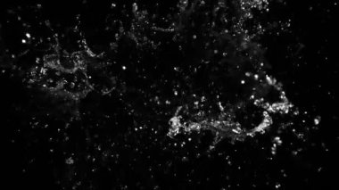 Siyah arka planda izole edilmiş çok yavaş su sıçratma hareketi. Yüksek hızlı sinema kamerası, 1000 fps..