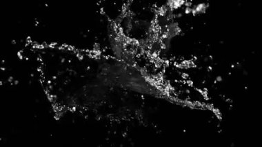 Siyah arka planda izole edilmiş çok yavaş su sıçratma hareketi. Yüksek hızlı sinema kamerası, 1000 fps..