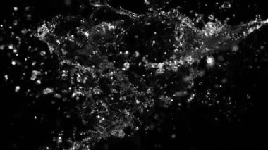 Siyah arka planda izole edilmiş çok yavaş su sıçratma hareketi. Yüksek hızlı sinema kamerası, 1000 fps..