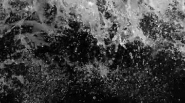 Siyah arka planda izole edilmiş çok yavaş su sıçratma hareketi. Yüksek hızlı sinema kamerası, 1000 fps..