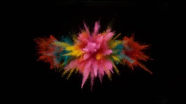 Siyah arka planda izole edilmiş süper yavaş renkli barut patlaması. Yüksek hızlı sinema kamerası, 1000fps.