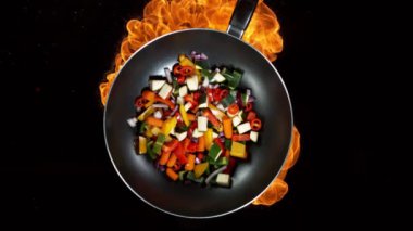 Ateşli tavadan dilimlenmiş sebze parçalarının süper yavaş çekimleri. Yüksek hızlı sinema kamerası, 1000 fps..