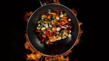 Ateşli tavadan dilimlenmiş sebze parçalarının süper yavaş çekimleri. Yüksek hızlı sinema kamerası, 1000 fps..