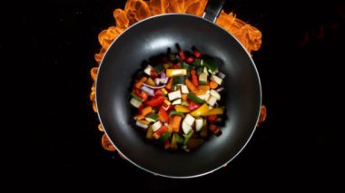 Ateşli tavadan dilimlenmiş sebze parçalarının süper yavaş çekimleri. Yüksek hızlı sinema kamerası, 1000 fps..