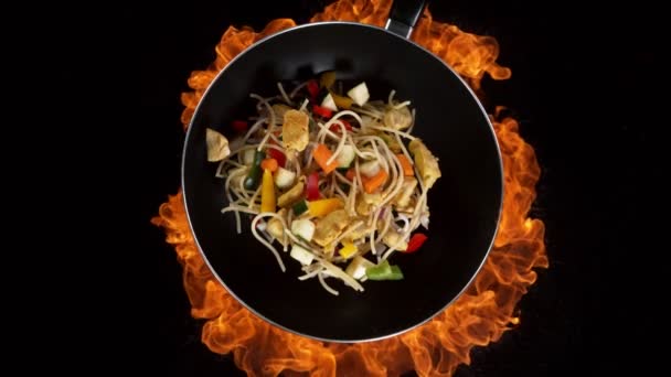 アジアのチキンヌードルを野菜と一緒にフライパンで超スローモーション 高速フィルムカメラで撮影しました — ストック動画