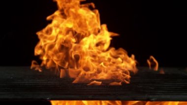 Siyah arka planda ateş olan boş ızgara ızgarasının süper yavaş çekimleri. Yüksek hızlı sinema kamerası, 1000 fps.