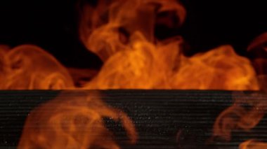 Siyah arka planda ateş olan boş ızgara ızgarasının süper yavaş çekimleri. Yüksek hızlı sinema kamerası, 1000 fps.