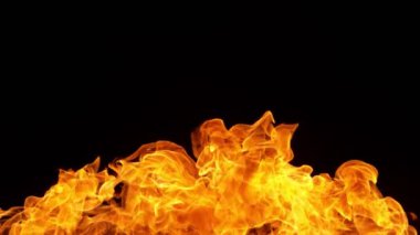 Siyah arka planda izole edilmiş süper yavaş ateş patlaması. Yüksek hızlı sinema kamerası, 1000 fps.