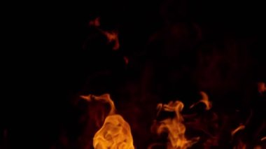 Siyah arka planda izole edilmiş süper yavaş ateş patlaması. Yüksek hızlı sinema kamerası, 1000 fps.