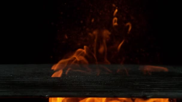 Super Zeitlupe Des Leeren Grills Mit Feuer Auf Schwarzem Hintergrund — Stockvideo
