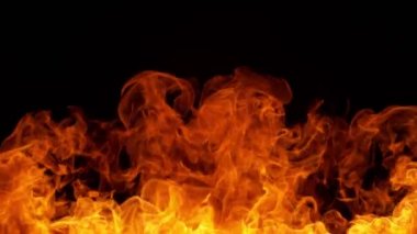 Siyah arka planda izole edilmiş süper yavaş ateş patlaması. Yüksek hızlı sinema kamerası, 1000 fps.