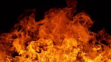 Siyah arka planda izole edilmiş süper yavaş ateş patlaması. Yüksek hızlı sinema kamerası, 1000 fps.