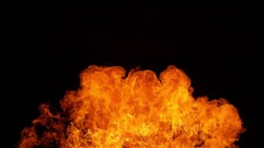 Siyah arka planda izole edilmiş süper yavaş ateş patlaması. Yüksek hızlı sinema kamerası, 1000 fps.