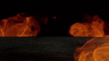 Siyah arka planda ateş olan boş ızgara ızgarasının süper yavaş çekimleri. Yüksek hızlı sinema kamerası, 1000 fps.